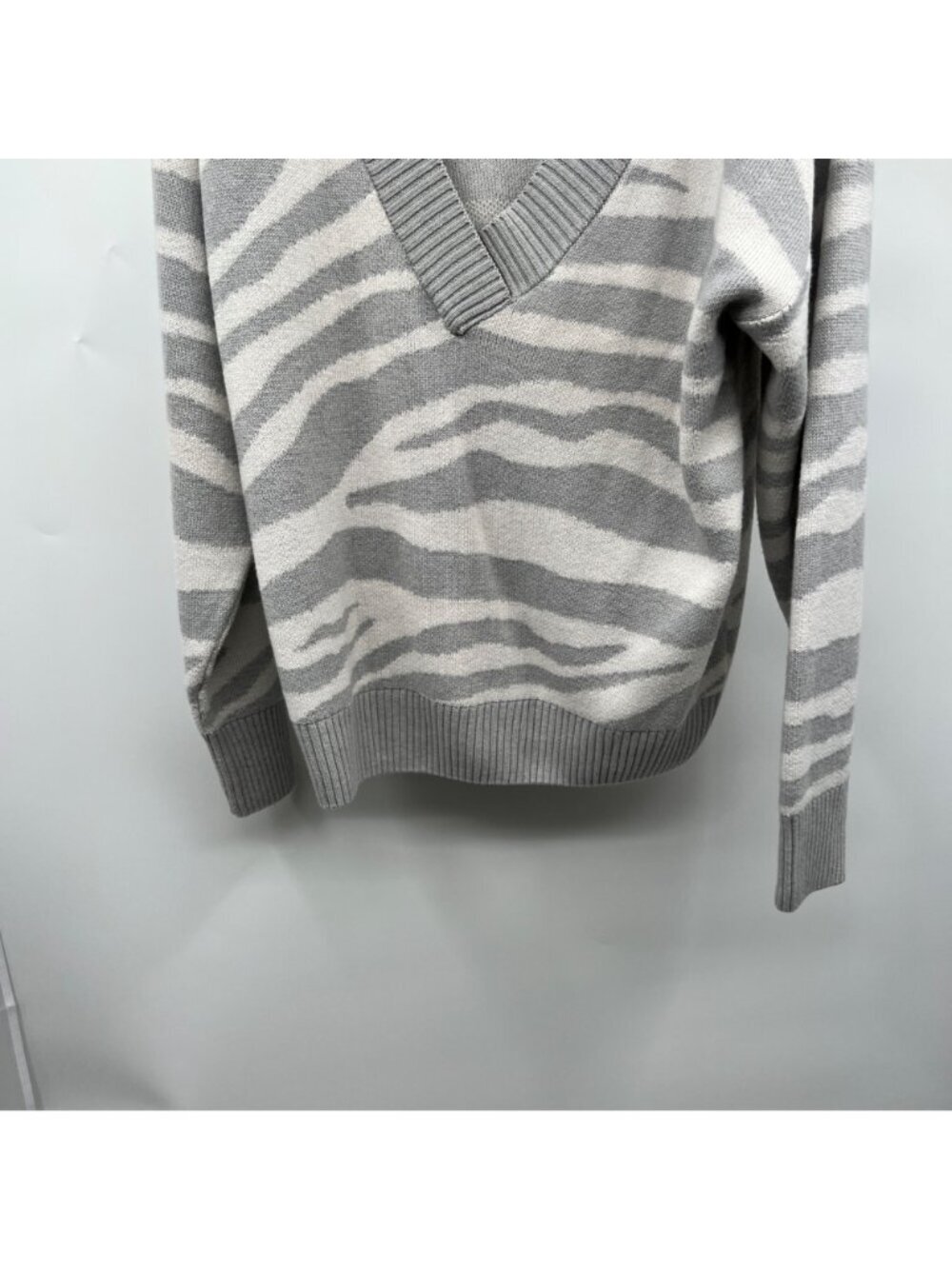 Varley Womens Oversized Sweater Zebra Print Deep V-Neck Gray/White XS Wool Blend - Picture 3 of 9